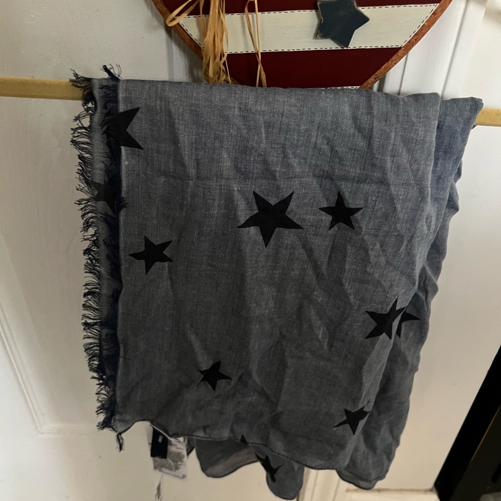 Gap scarf/wrap new with tags - Picture 2 of 2